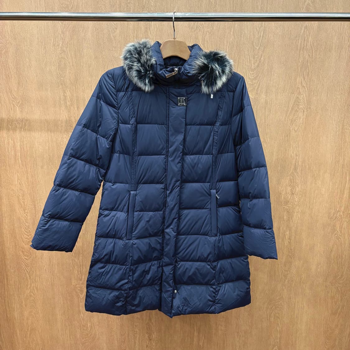 발망 후드 롱 패딩 퍼 트리밍 메탈 장식 로고 패턴 안감 디테일 네이비 상품이미지2