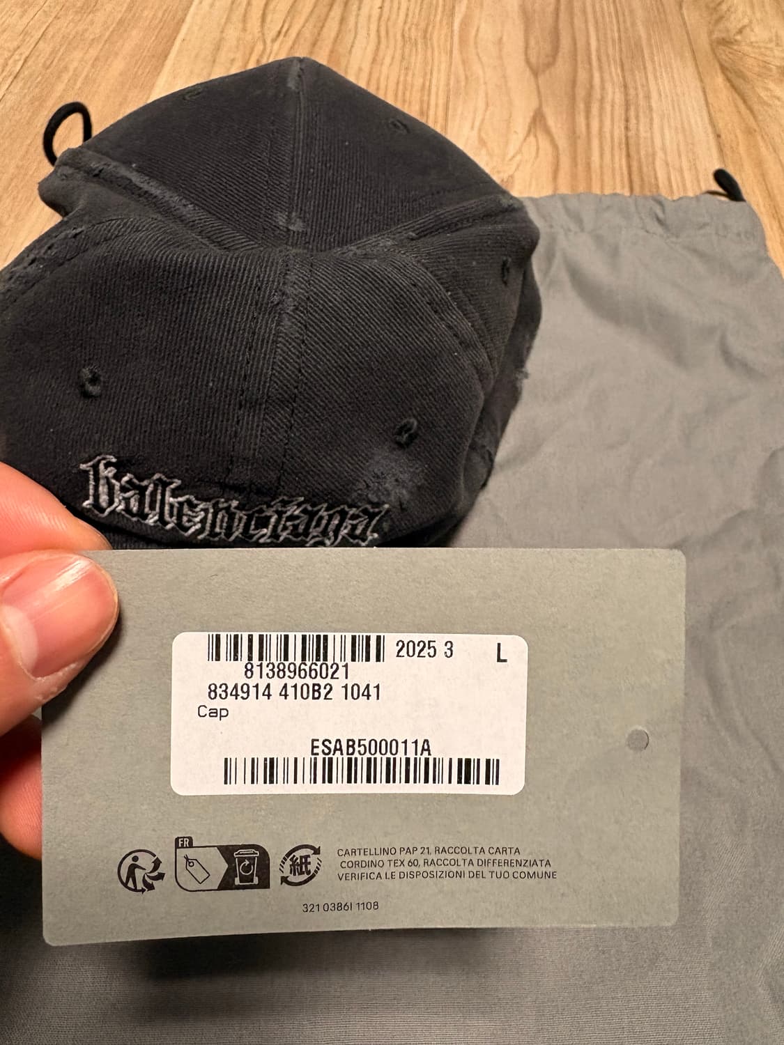 발렌시아가 블랙레터 스크립트 캡 블랙 페이디드 상품이미지3