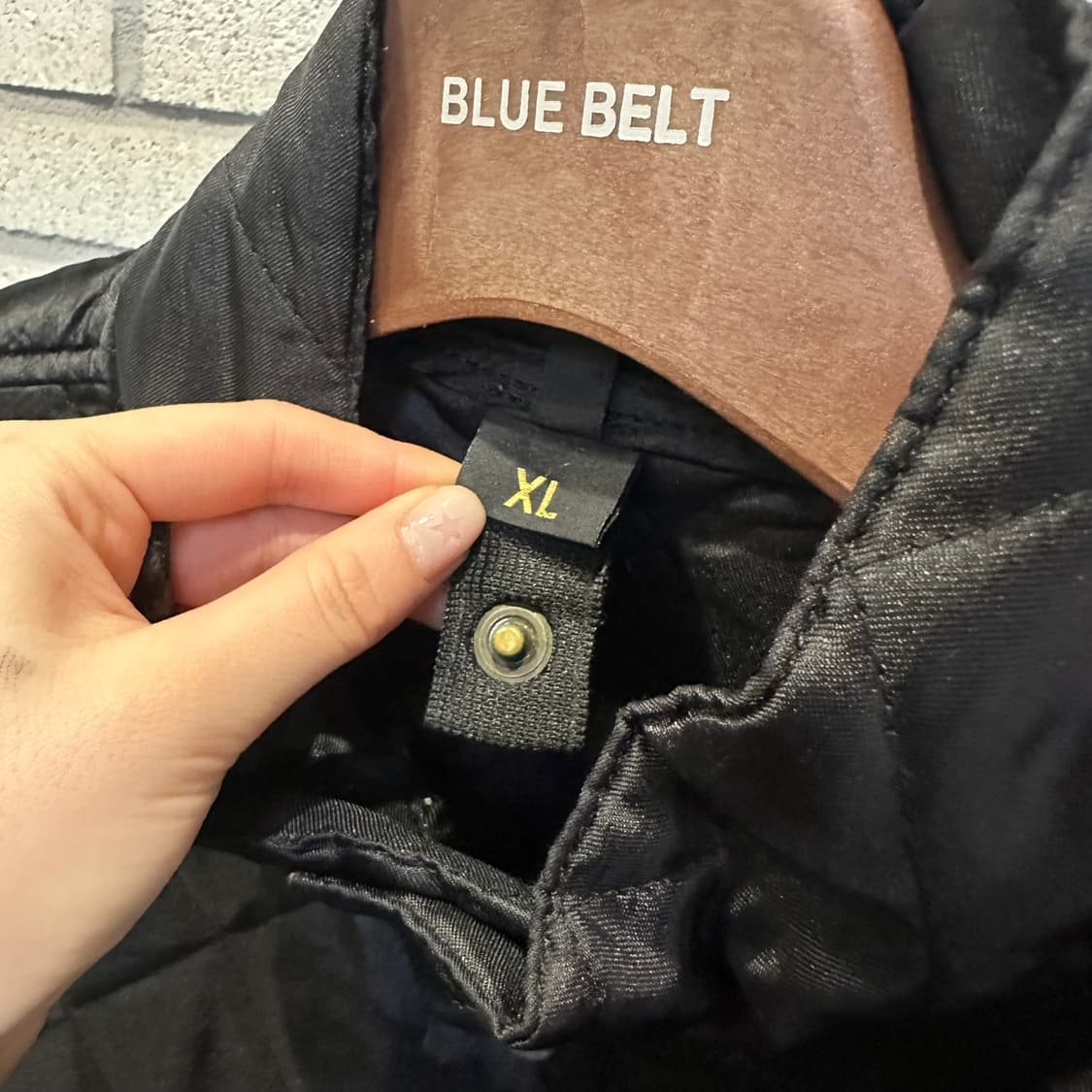 벨스타프 퀼팅 하프 자켓 앞면 로고 하이넥 투포켓 디테일 블랙 상품이미지7