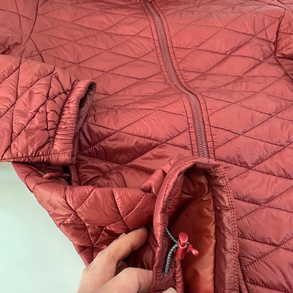 우먼L-XL 노스페이스 딥레드 라인핏 밑단고무줄 기본로고 초경량패딩자켓 상품이미지2