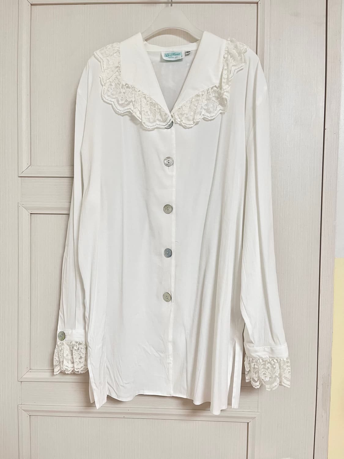 레이스 자개단추 실켓 블라우스 상품이미지1