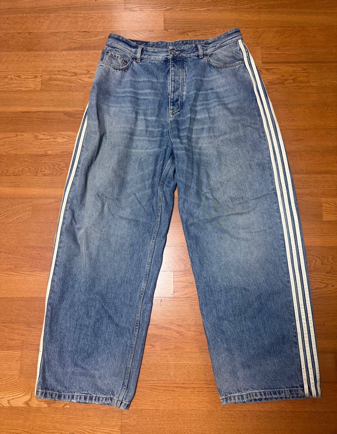 [M]발렌시아가x아디다스 라지배기 트라우저 데님 연청 상품이미지1