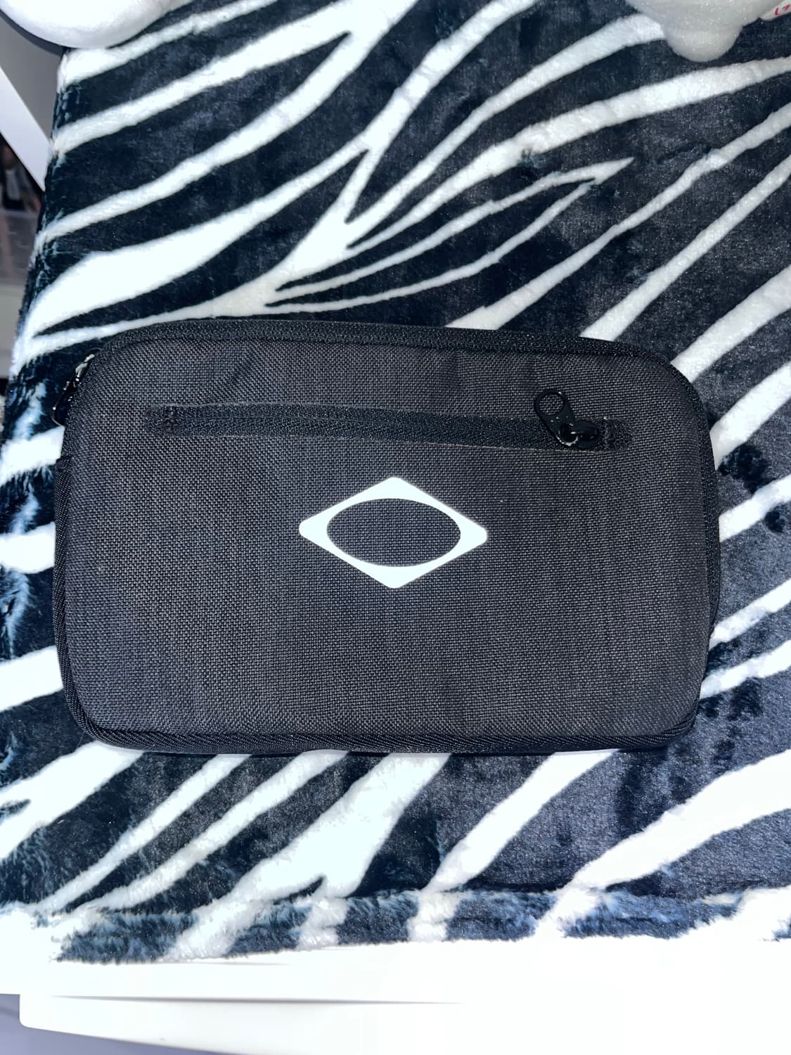 미스치프 롬버스 플랫 파우치 블랙 상품이미지1