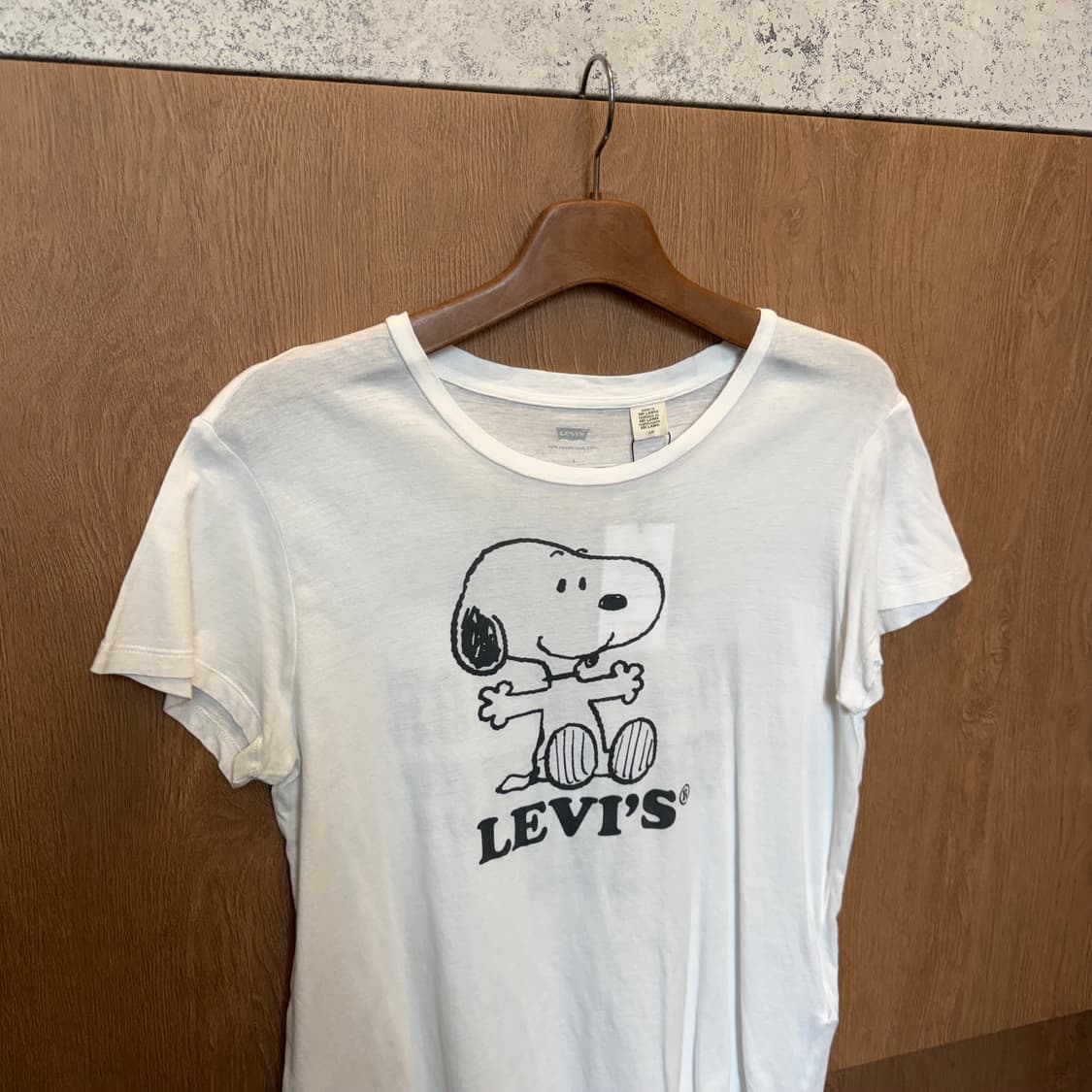 리바이스 라운드넥 반팔 티셔트 스누피 프린팅 디테일 레귤러핏 아이보리 상품이미지3