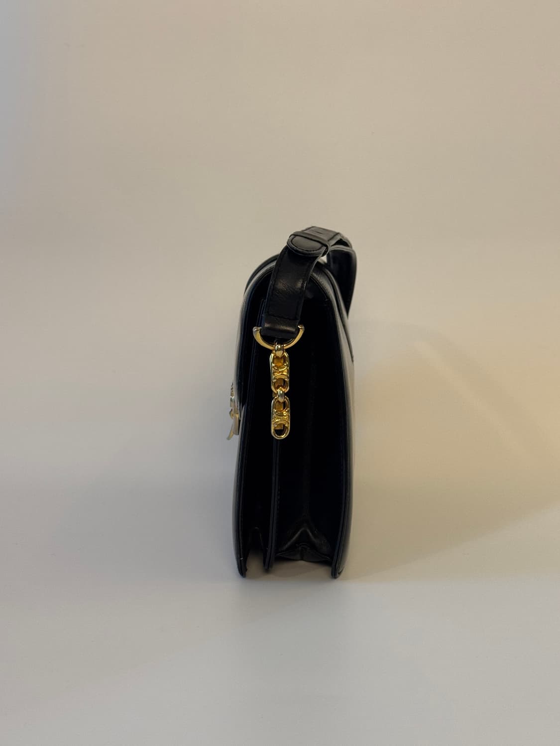 CELINE(셀린느) 금장 락 블랙 레더 숄더백 상품이미지2