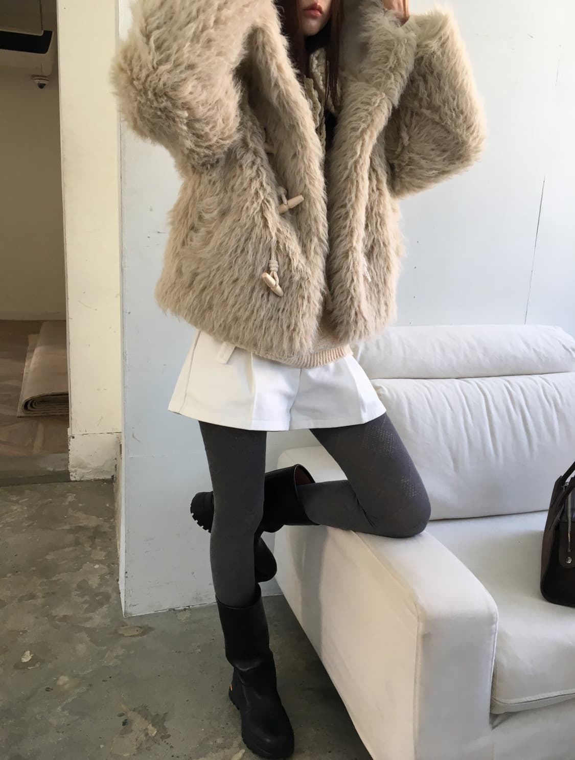 The Breathe 24 F/W 램 토글 무스탕 블랙 상품이미지6