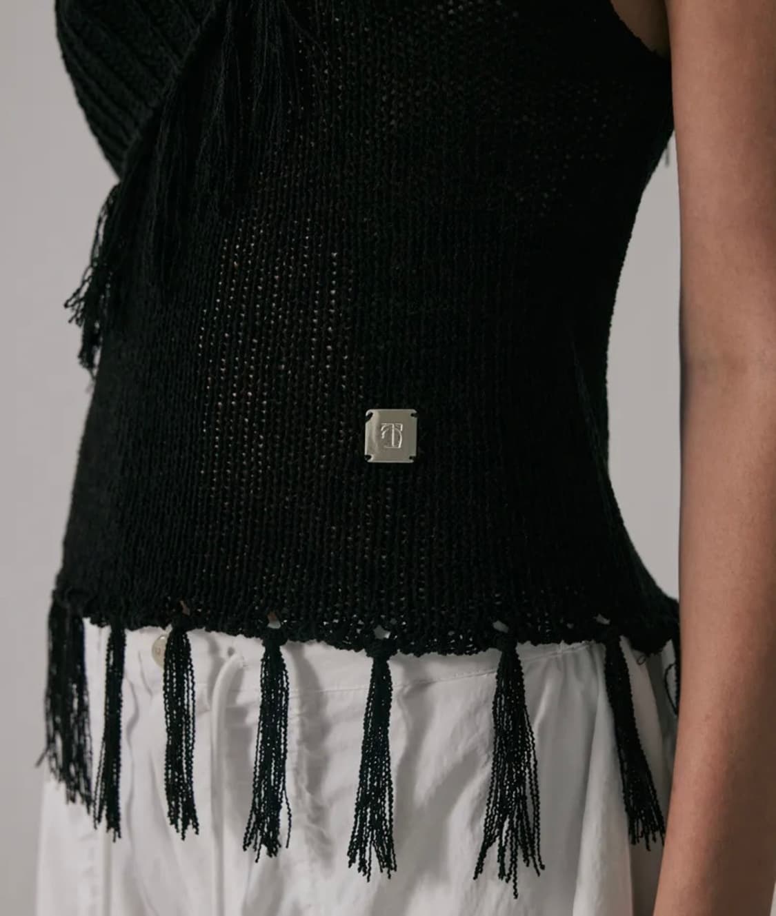 트리밍버드 테슬 오프숄더 니트 블랙 상품이미지3