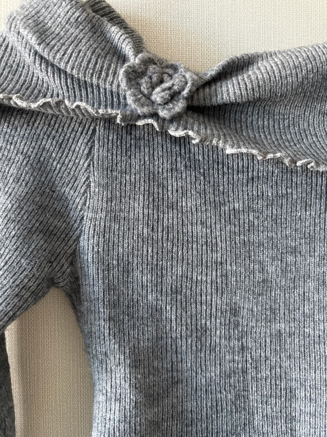 그레이 숄더 코사지 니트, 체크치마 일괄 상품이미지3