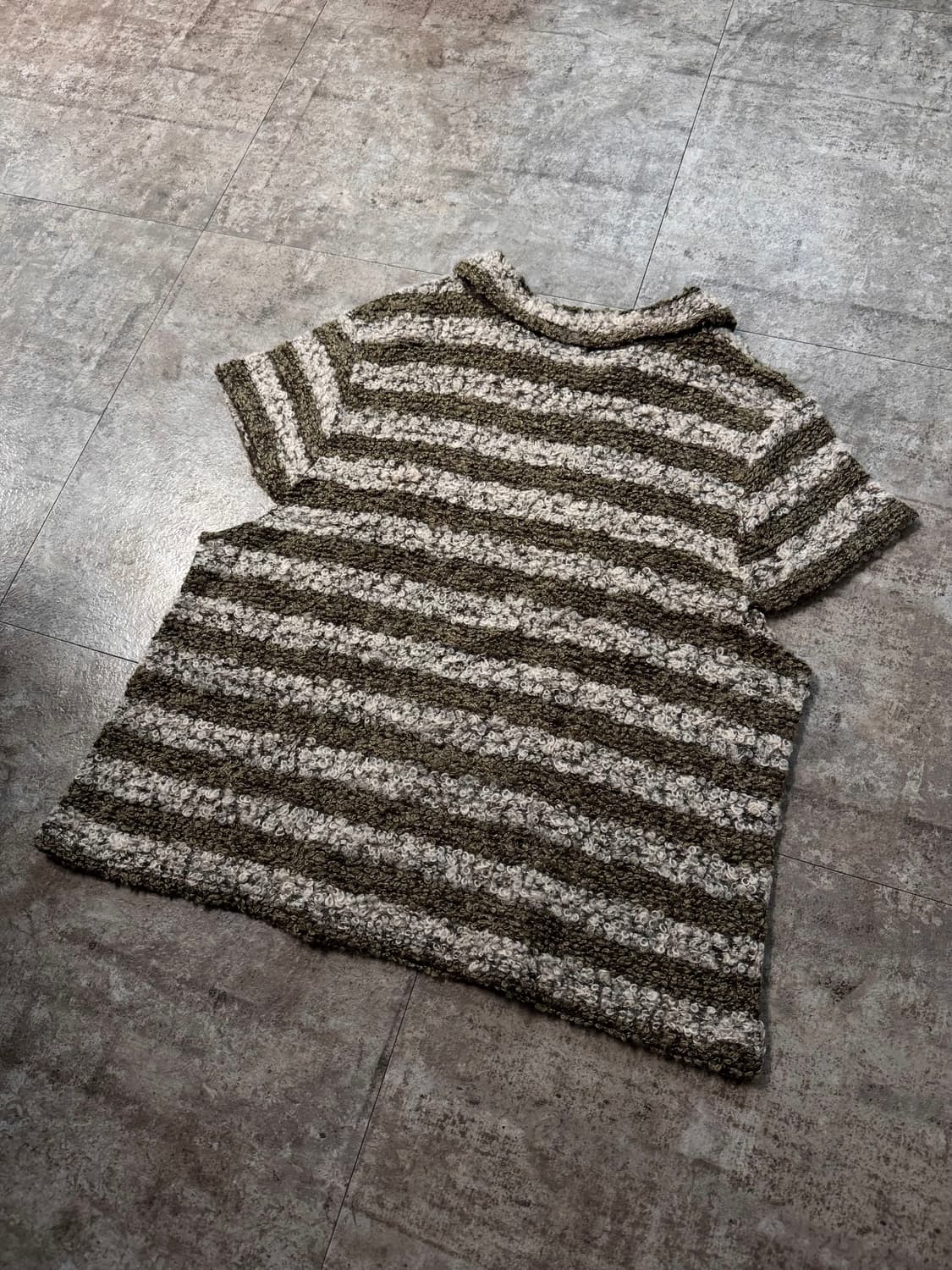 부클 폴딩 넥 스트라이프 패턴 탑 상품이미지8