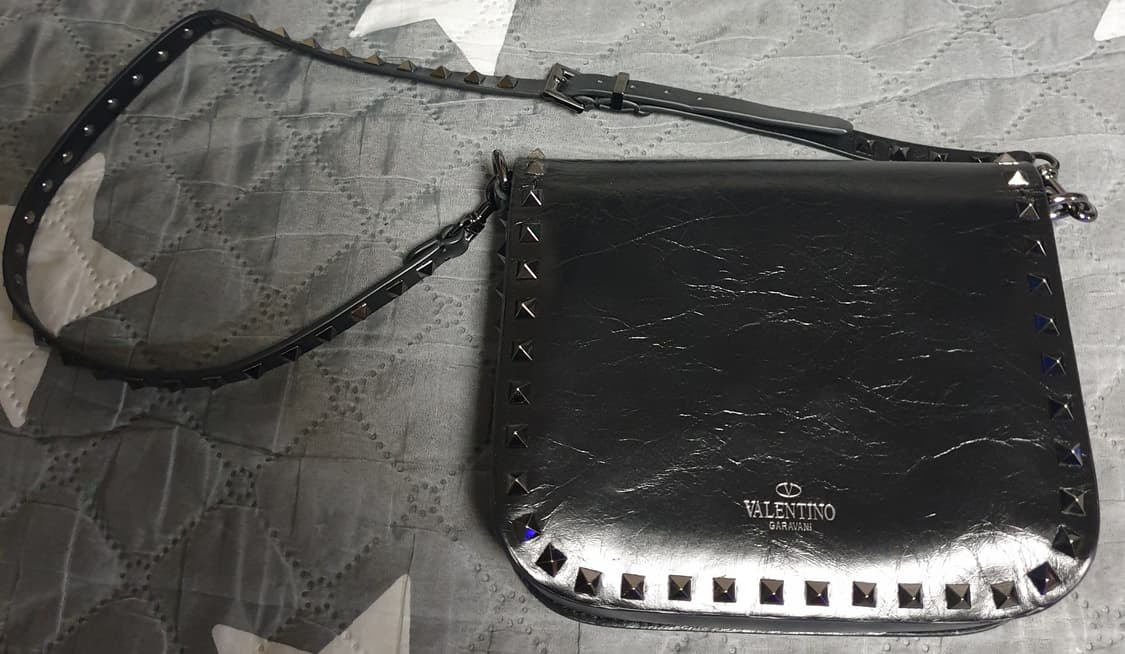 발렌티노 가라바니 락스터드 크로스백 스몰 블랙 상품이미지1