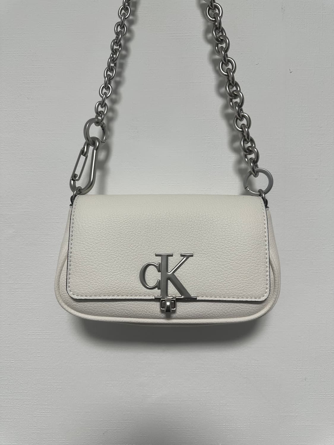 캘빈클라인 진 미니멀 모노그램 CK체인플랩 미니숄더백가방화이트 상품이미지2