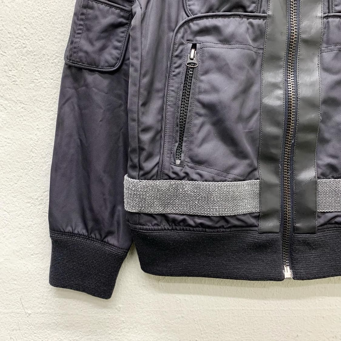 
빈티지 블랙 멀티포켓 폴리 집업 자켓
 상품이미지4