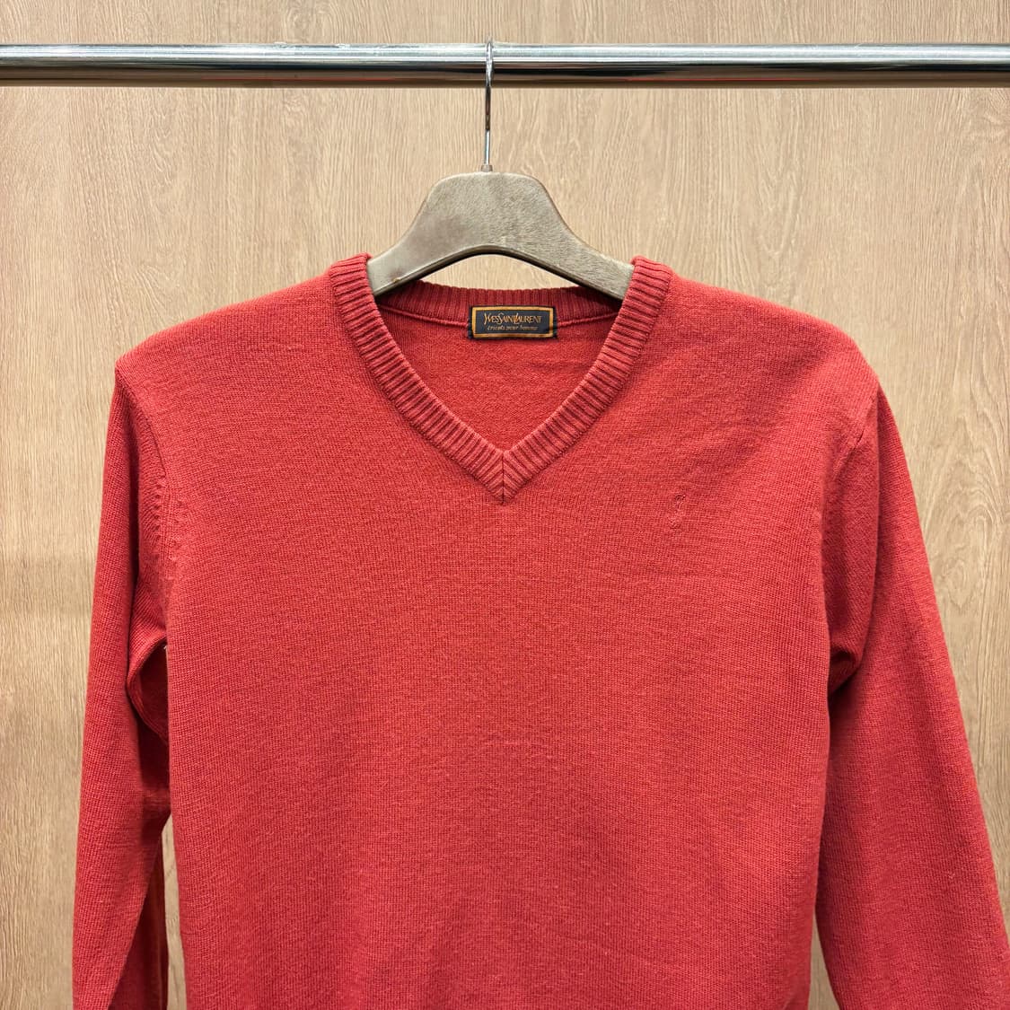 입생로랑 브이넥 긴팔 니트 미니멀 로고 자수 리브 짜임 디테일 레드 상품이미지4