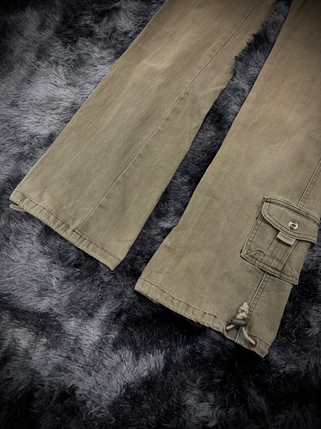 카키 멀티포켓 스트랩 디테일 부츠컷 카고팬츠 상품이미지5