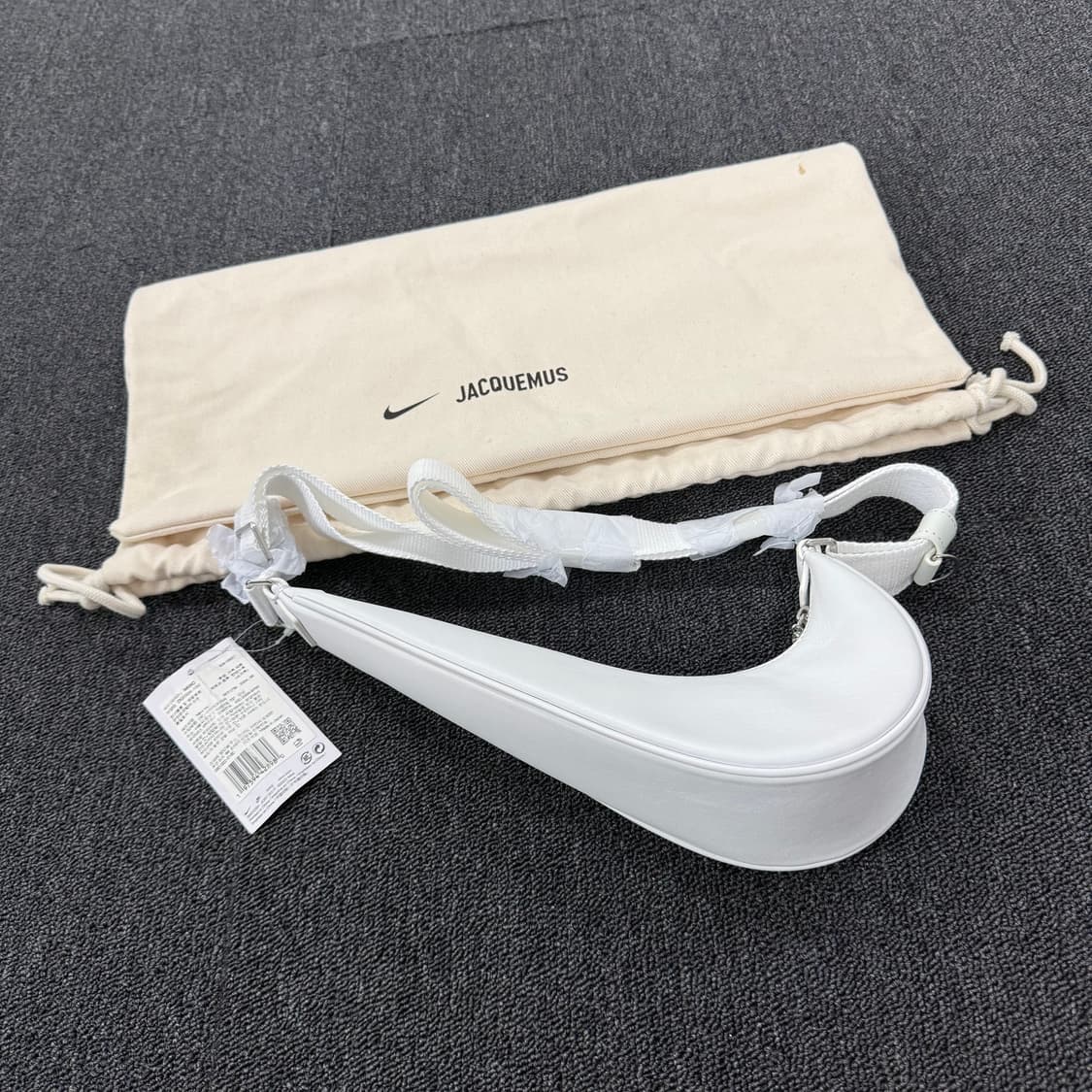 나이키 x 자크뮈스 스우시 르 삭 스몰 크로스백 상품이미지6