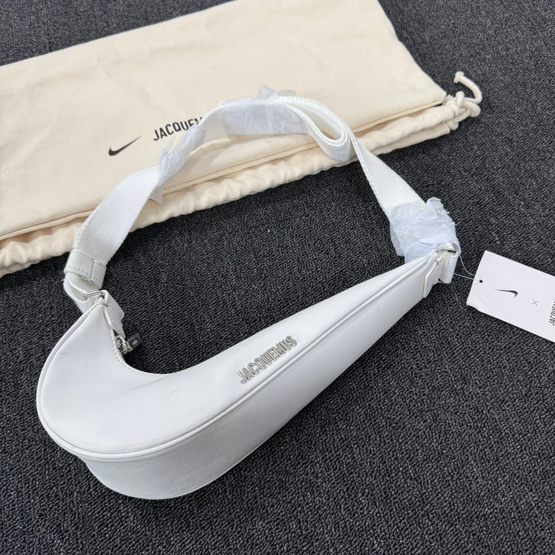 나이키 x 자크뮈스 스우시 르 삭 스몰 크로스백 상품이미지5