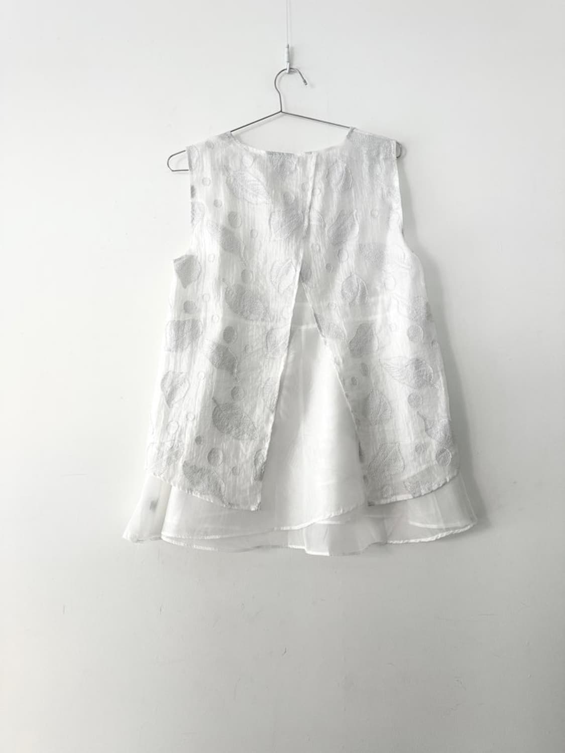 Leaf embroidery sleeveless blouse 상품이미지3