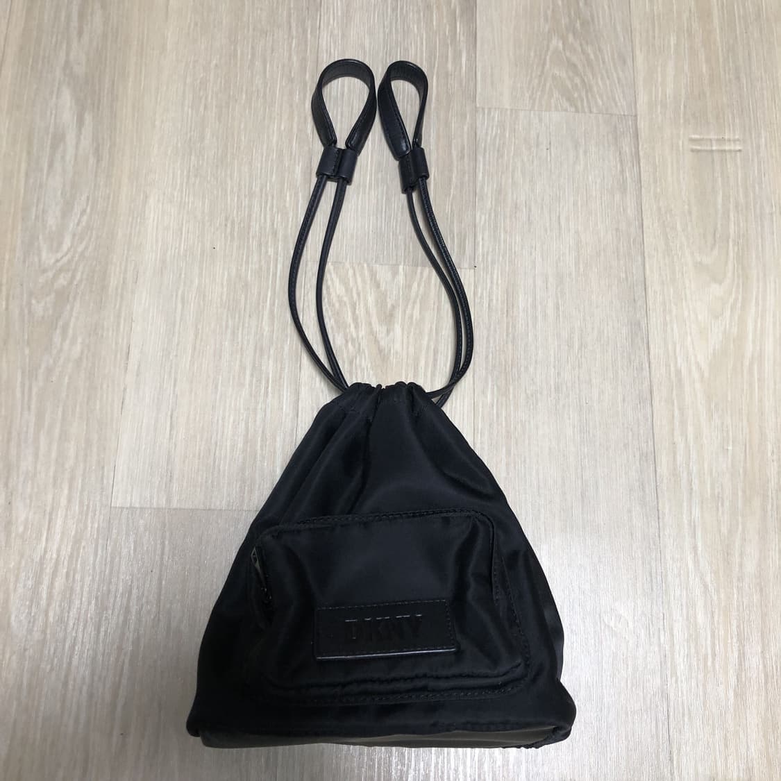 (ONE SIZE) DKNY 블랙 드로우 스트링 버킷백 상품이미지1