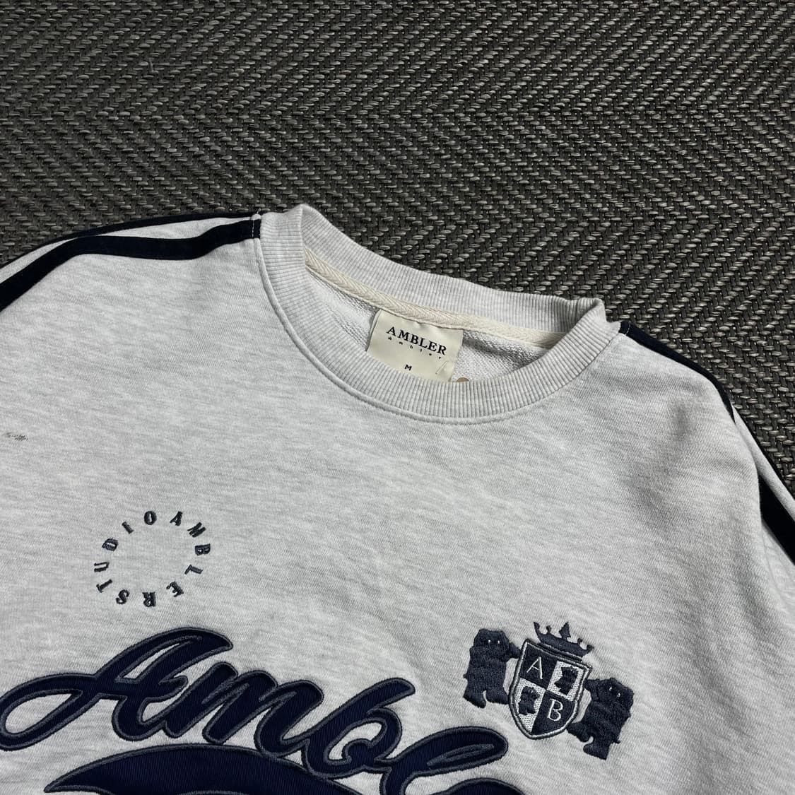 엠블러 빅로고 크롭 스웻 맨투맨 그레이o 4528 상품이미지4