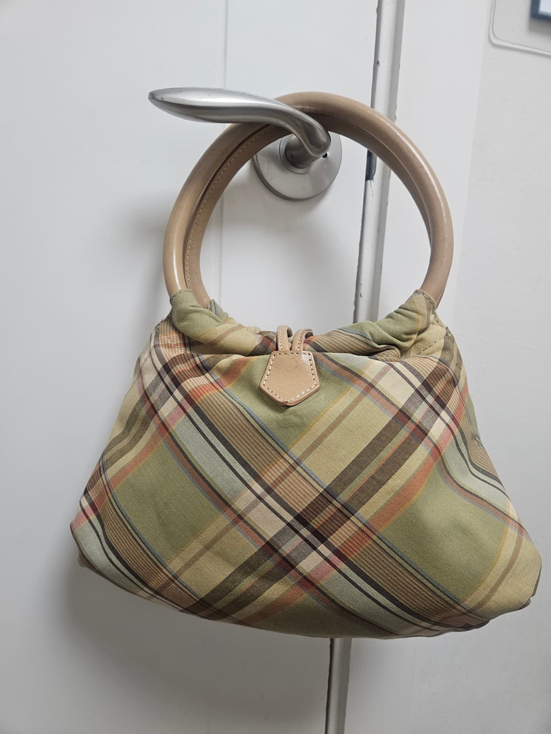 비비안웨스트우드 타탄체크 빅버튼 핸드백 상품이미지3