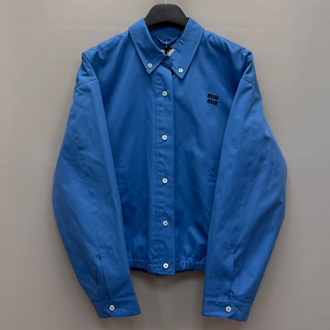 미우미우 미니멀 로고 엠브로이드 버튼 다운 자켓 ( 100~105 ) 상품이미지3