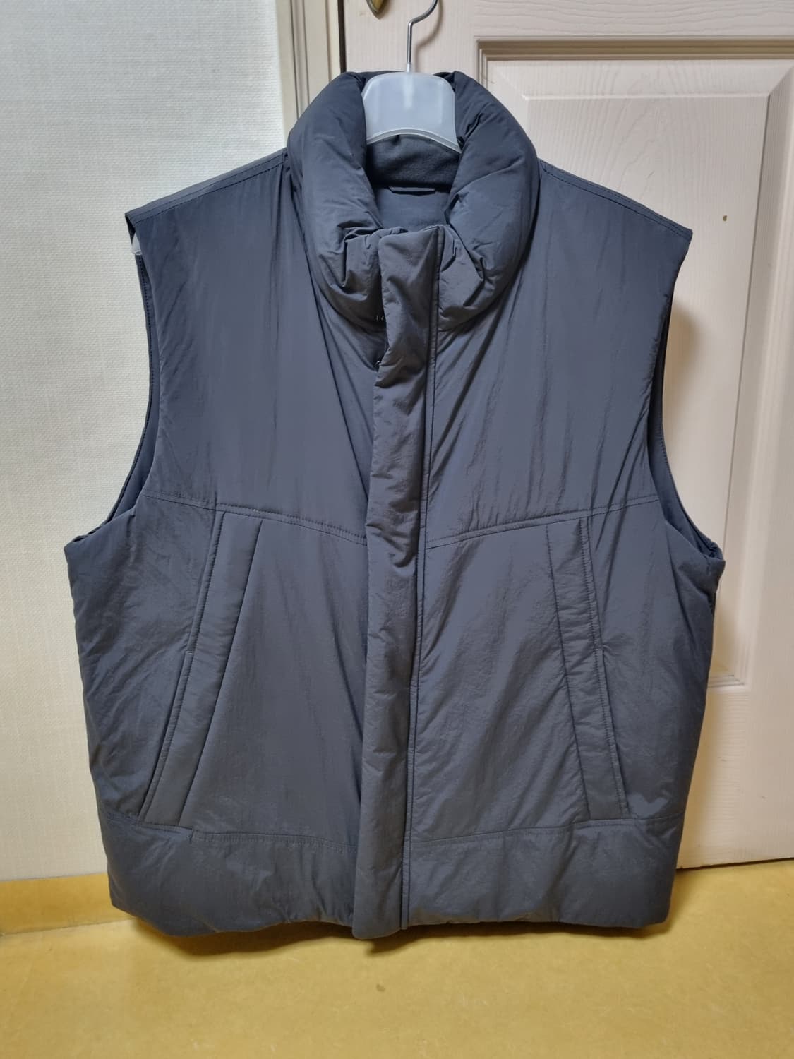 탑텐 넌퀼팅 하이넥 볼륨 베스트 차콜 110 상품이미지1