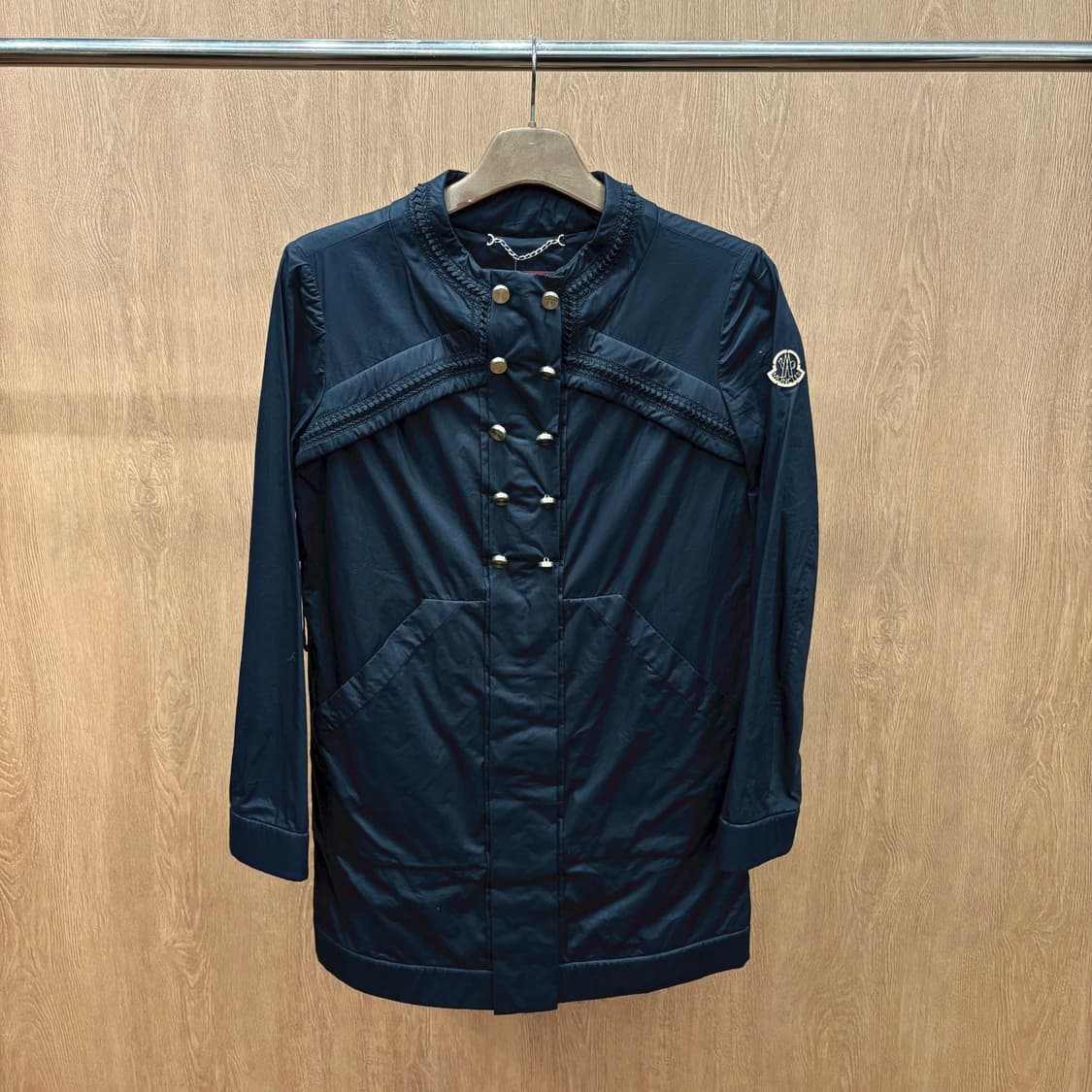 몽클레어 스탠드 칼라 체인 디테일 금장 로고 패치 디테일 블랙 상품이미지2