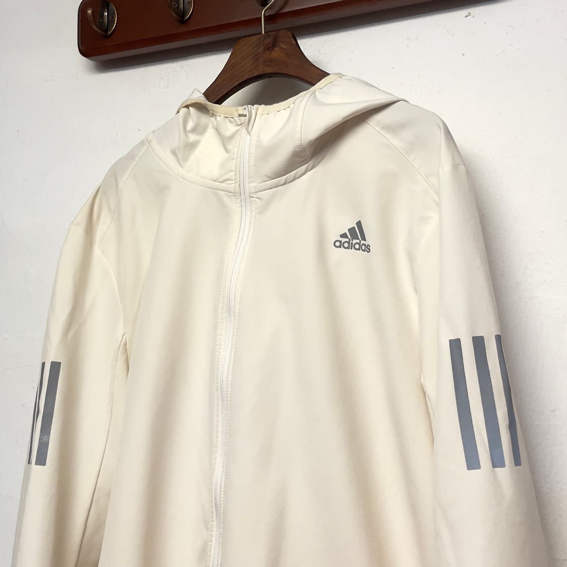 아디다스 러닝 화이트 경량 바람막이 자켓 상품이미지2