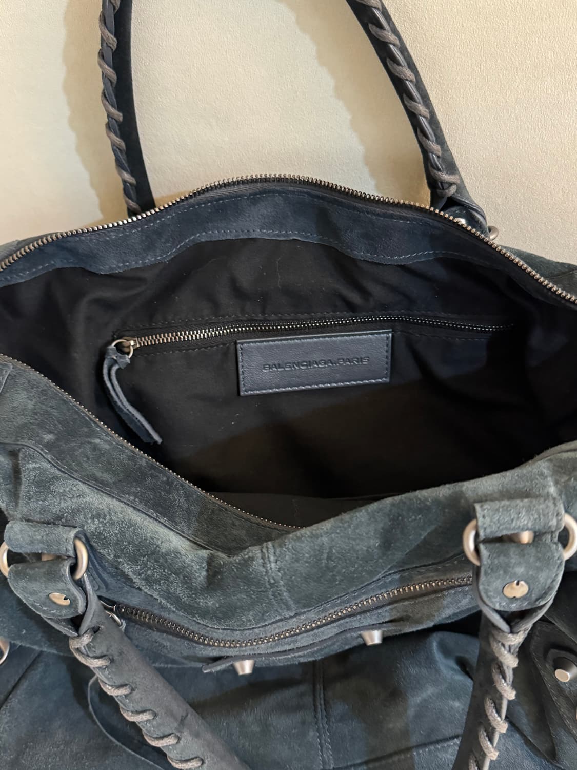 발렌시아가 모터백 라지 스웨이드 네이비 상품이미지5