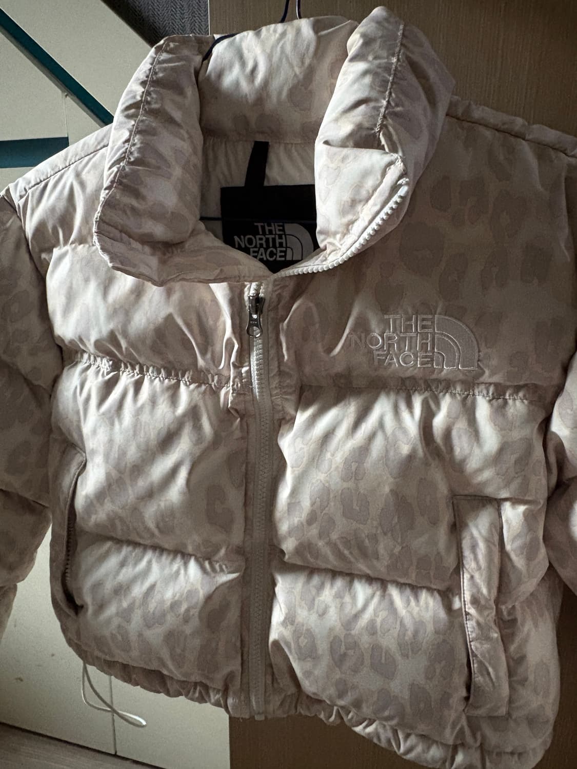 노스페이스 프린트눕시 숏 자켓 실버그레이 레오파드 S 상품이미지2