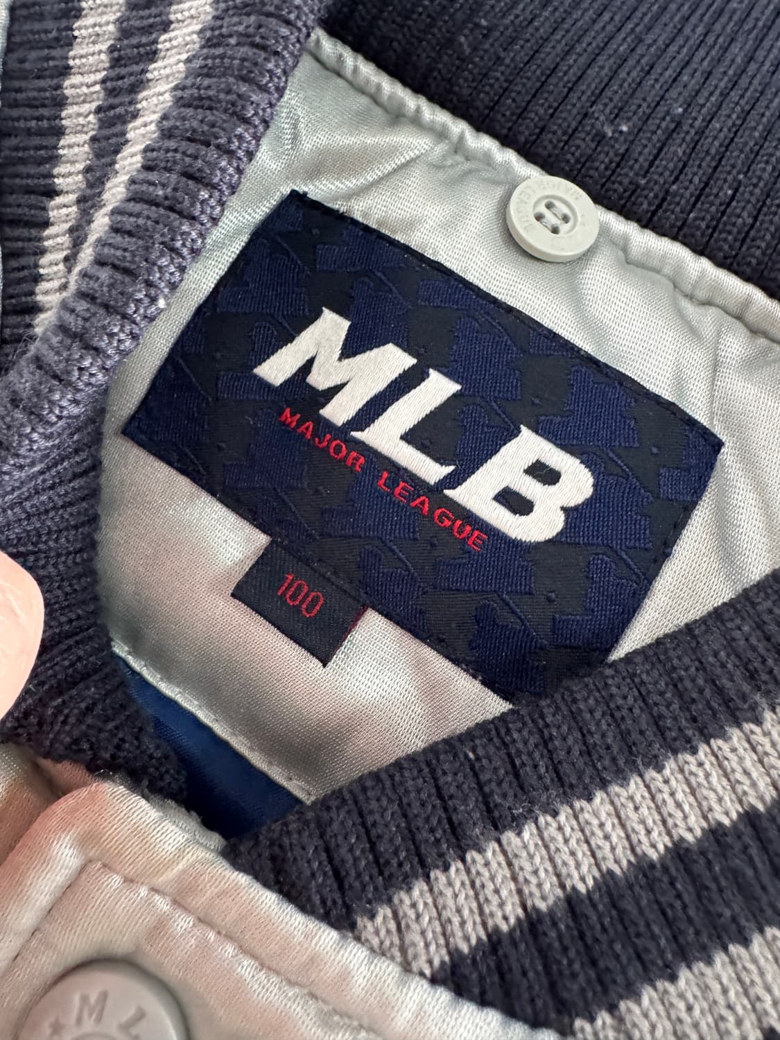 MLB 뉴욕 양키스 실버 오버핏 바시티 패딩 자켓 상품이미지3