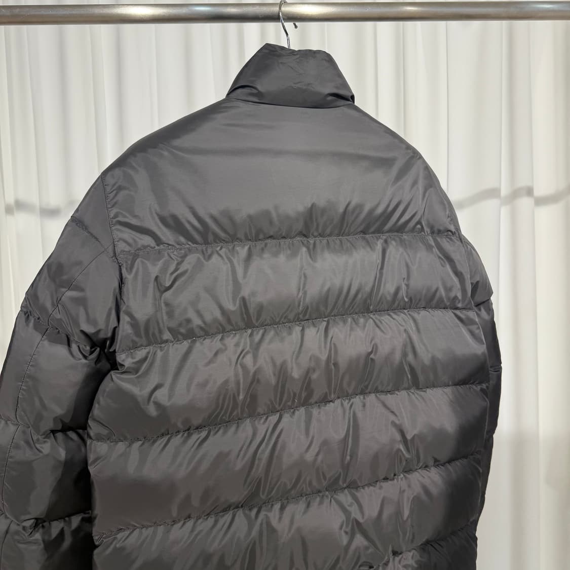 (110) 프라다 삼각로고 리나일론 패딩 상품이미지5