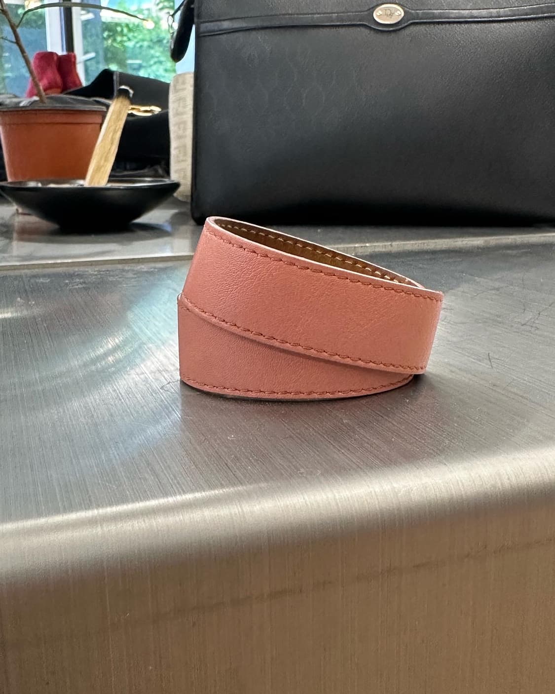 펜디 핑크 레더 골드 커프 상품이미지3