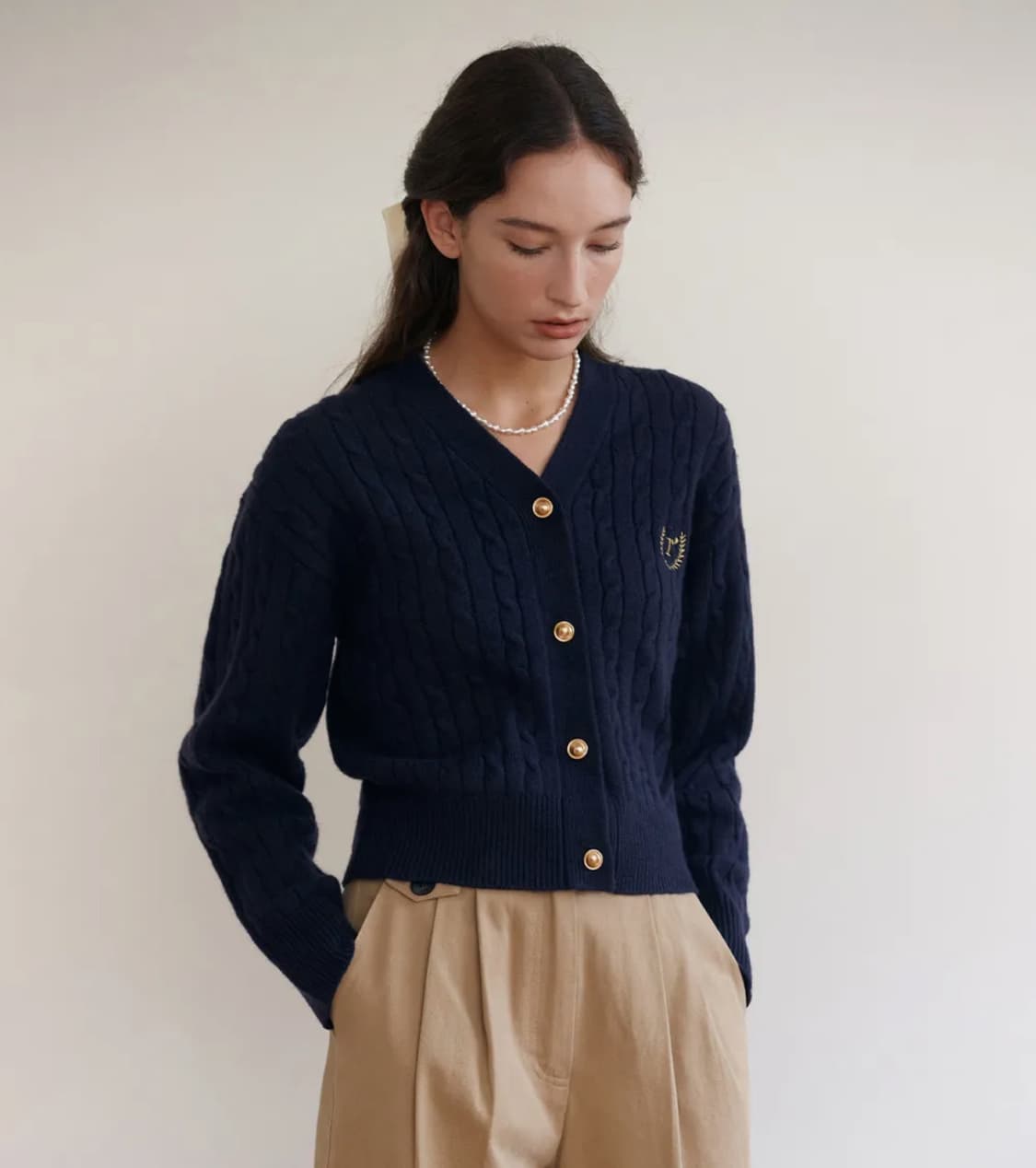 로라로라 가디건 V NECK CABLE CARDIGAN NAVY 상품이미지1
