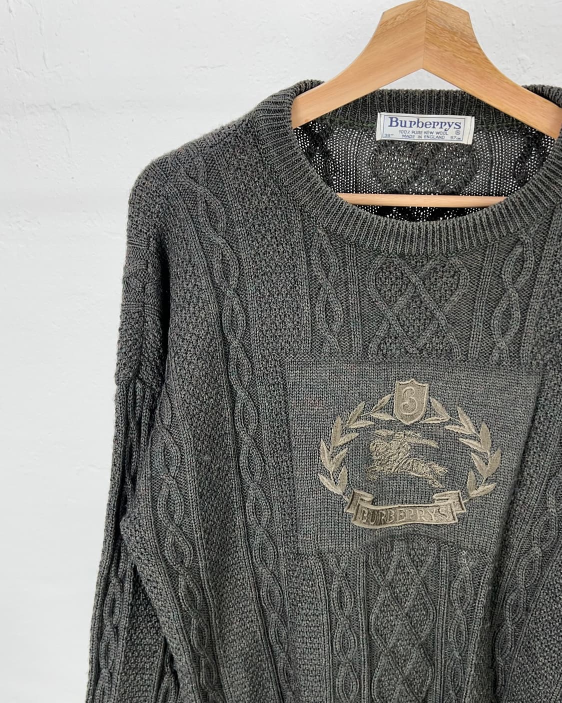 버버리 다크 올리브 센터 월계수 로고 케이블 스웨터 상품이미지2