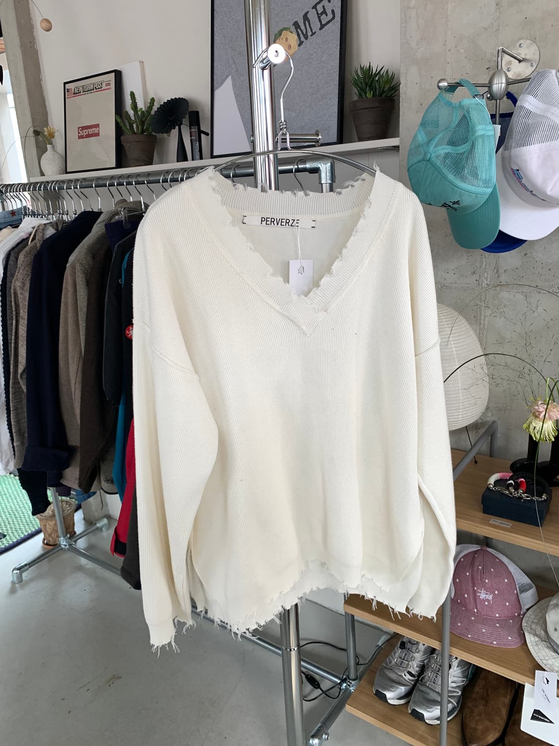 Perverze 퍼버즈  브이넥 데미지 니트 상품이미지2