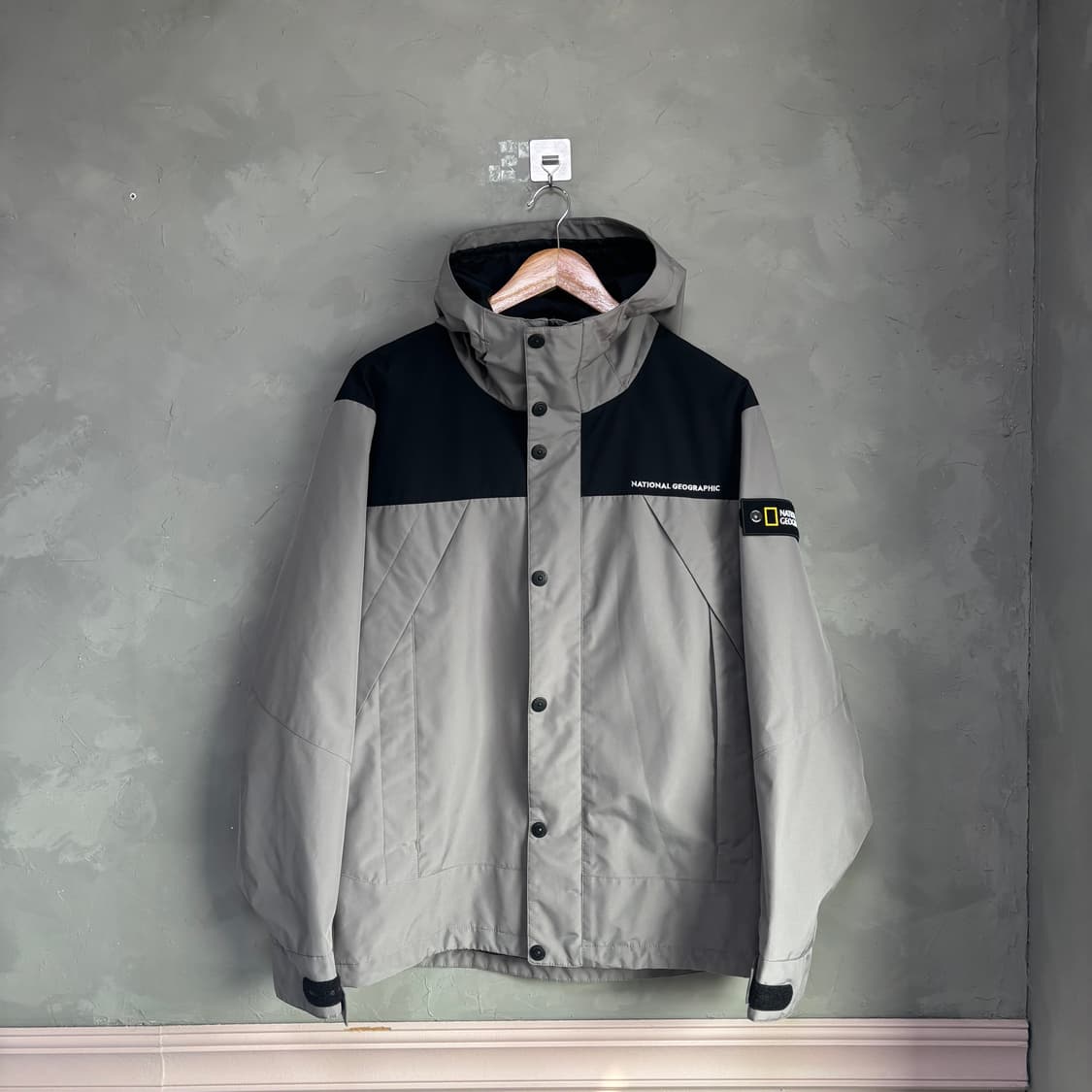 네셔널지오그래픽 바람막이 베이지 카키 상품이미지1