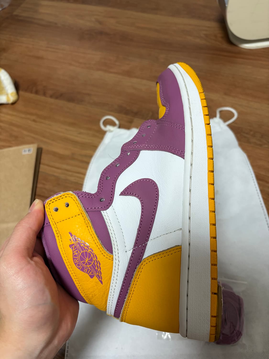 조던 1 레트로 하이 OG 유니버시티 골드 라이트 보르도 판매합니다!!! 상품이미지9