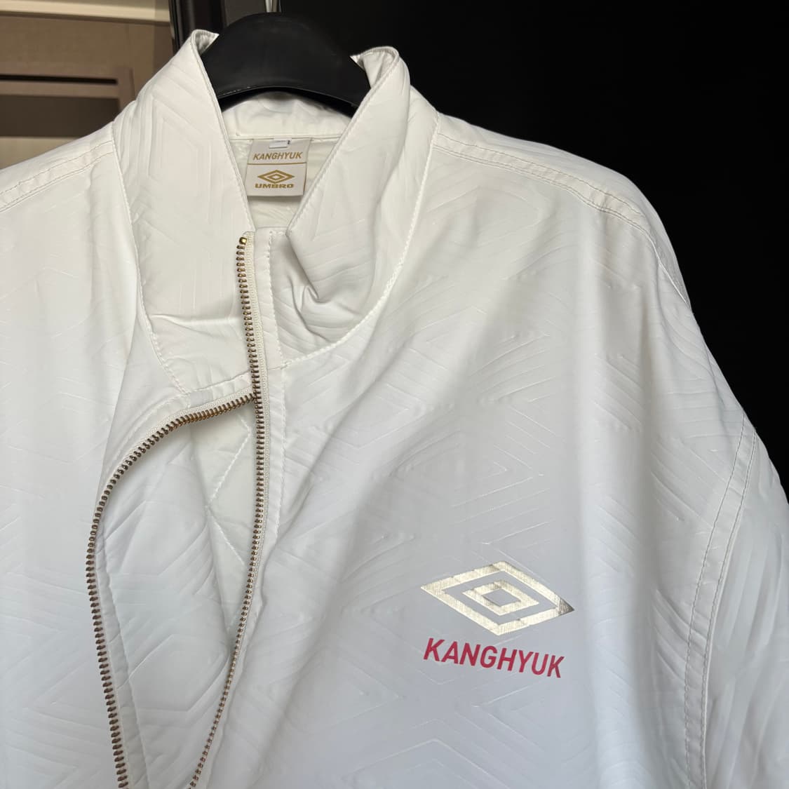 엄브로 x 강혁 화이트 마스 fc 디렉터 프로텍트 자켓 상품이미지3