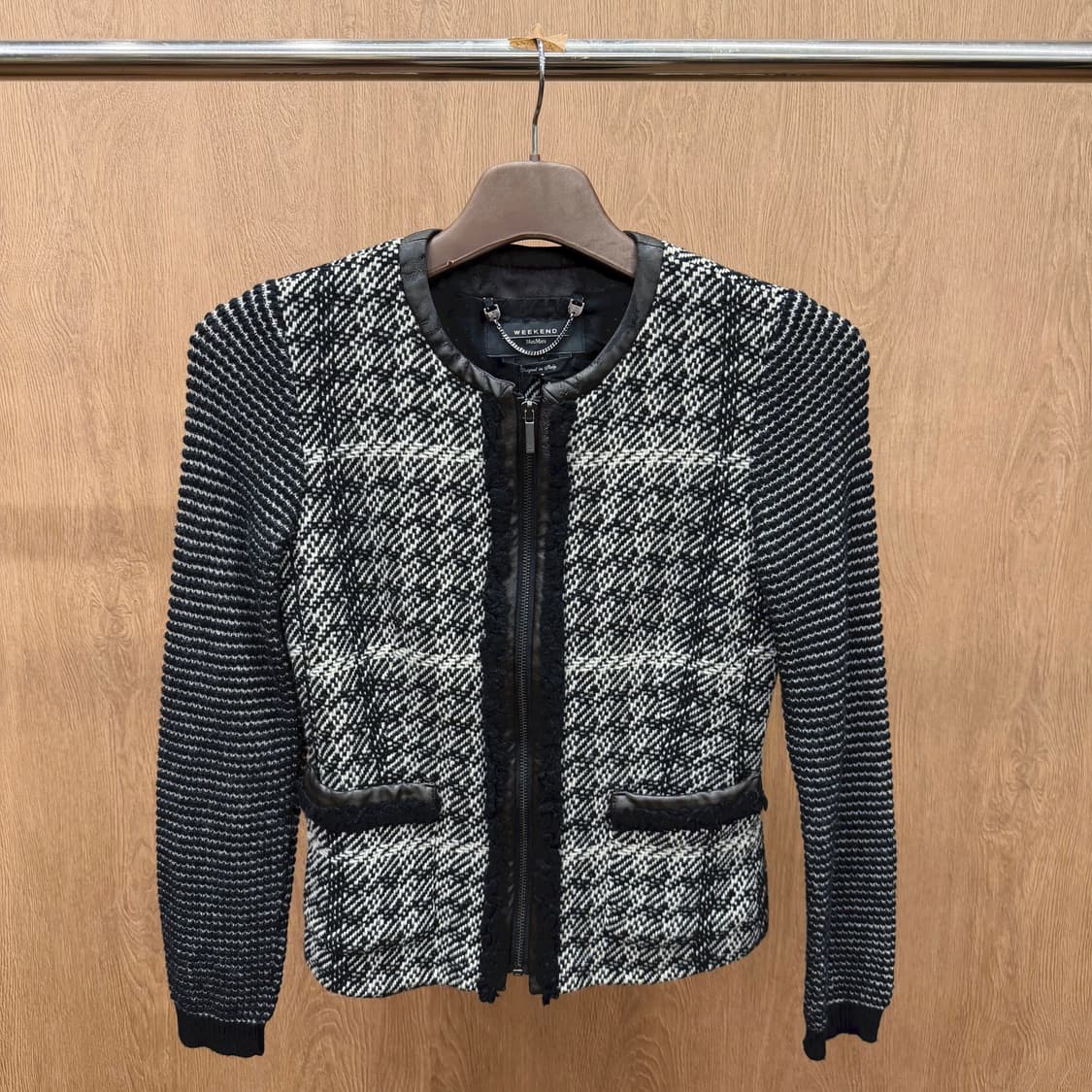 막스마라 위켄드 트위드 자켓 레더 트리밍 슬리브 배색 디테일 슬림핏 블랙 상품이미지2