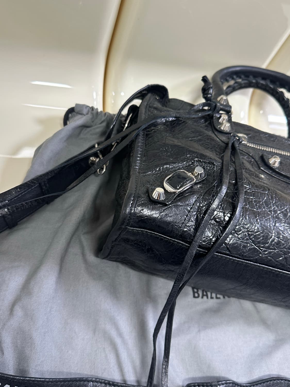 [A+ 정품] 발렌시아가 로고스트랩 시티 모터백 스몰 블랙 상품이미지4