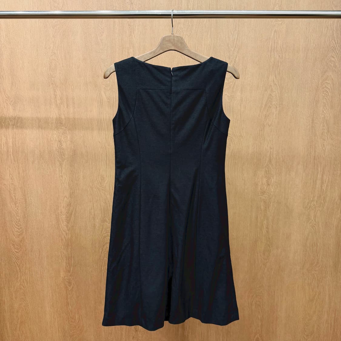 꾸레쥬 스퀘어넥 슬리브리스 A라인 원피스 바디 패널 절개 디테일 블랙 상품이미지3