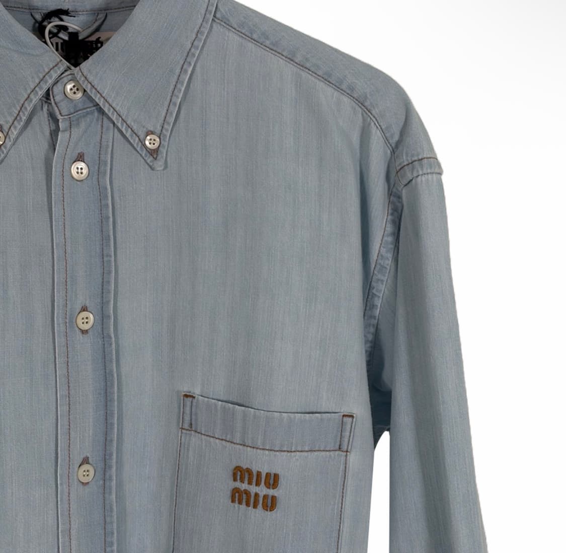 [38] 미우미우 24ss 샴브레이 자수 로고 데님 셔츠 라이트 블루 상품이미지6