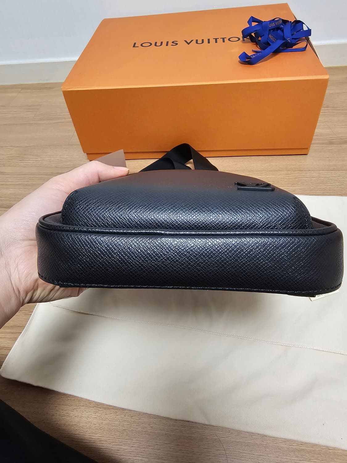 루이비통 올레더 에비뉴 슬링백 타이가 신형 상품이미지9