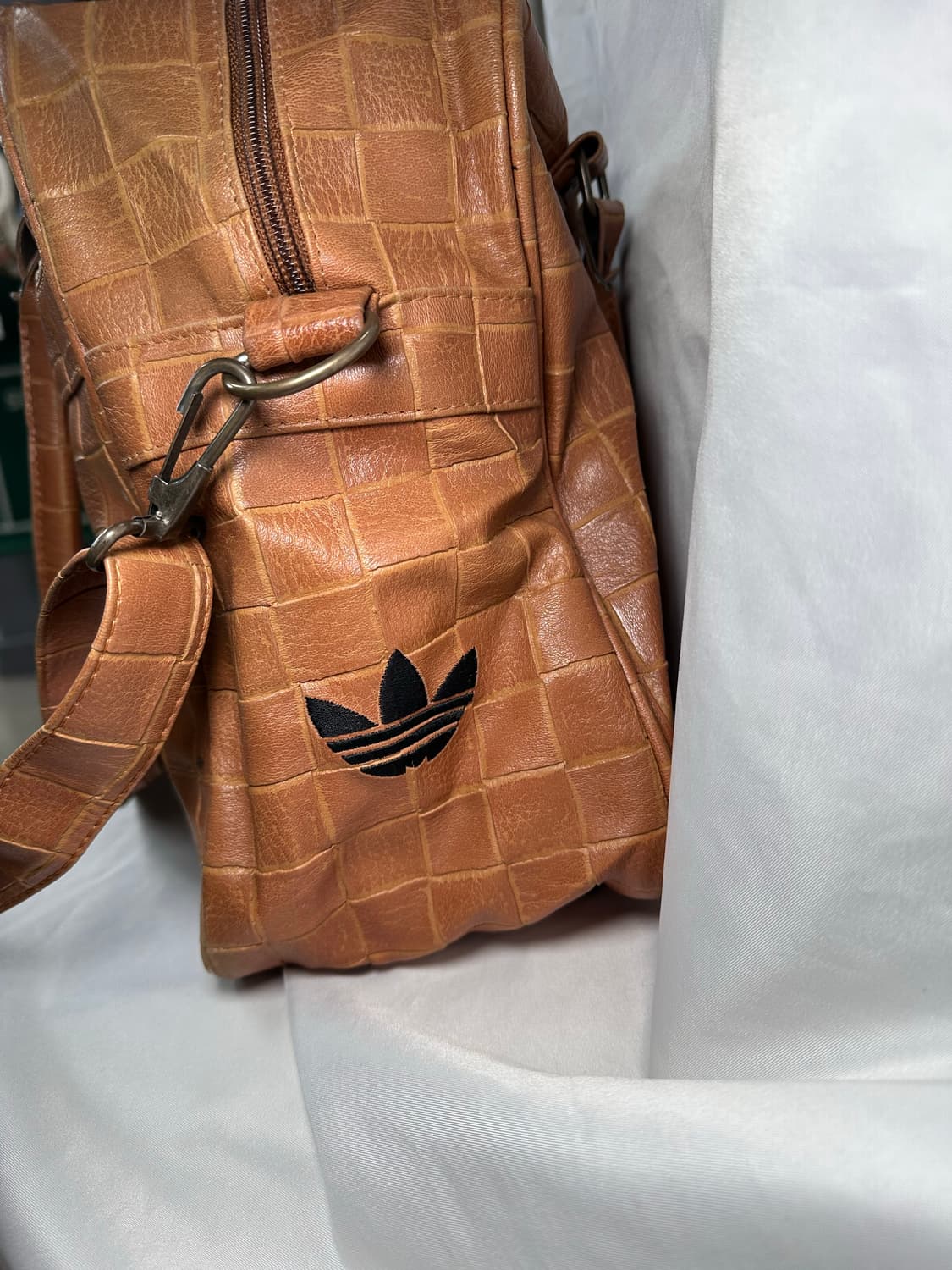 아디다스재팬 스퀘어 패턴 레더 보스턴백 상품이미지2