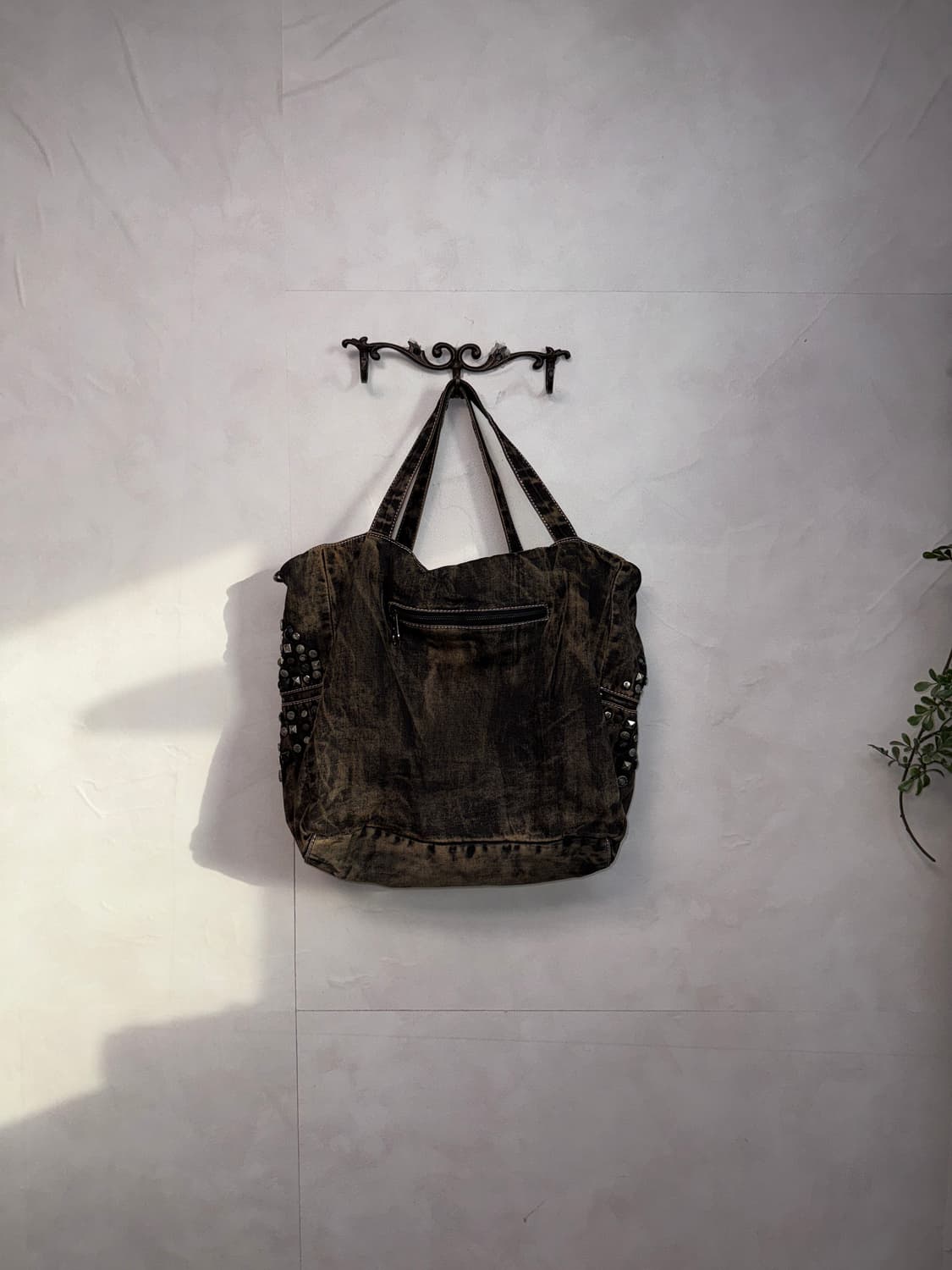 Black denim tie dye stud chain tote bag 상품이미지4