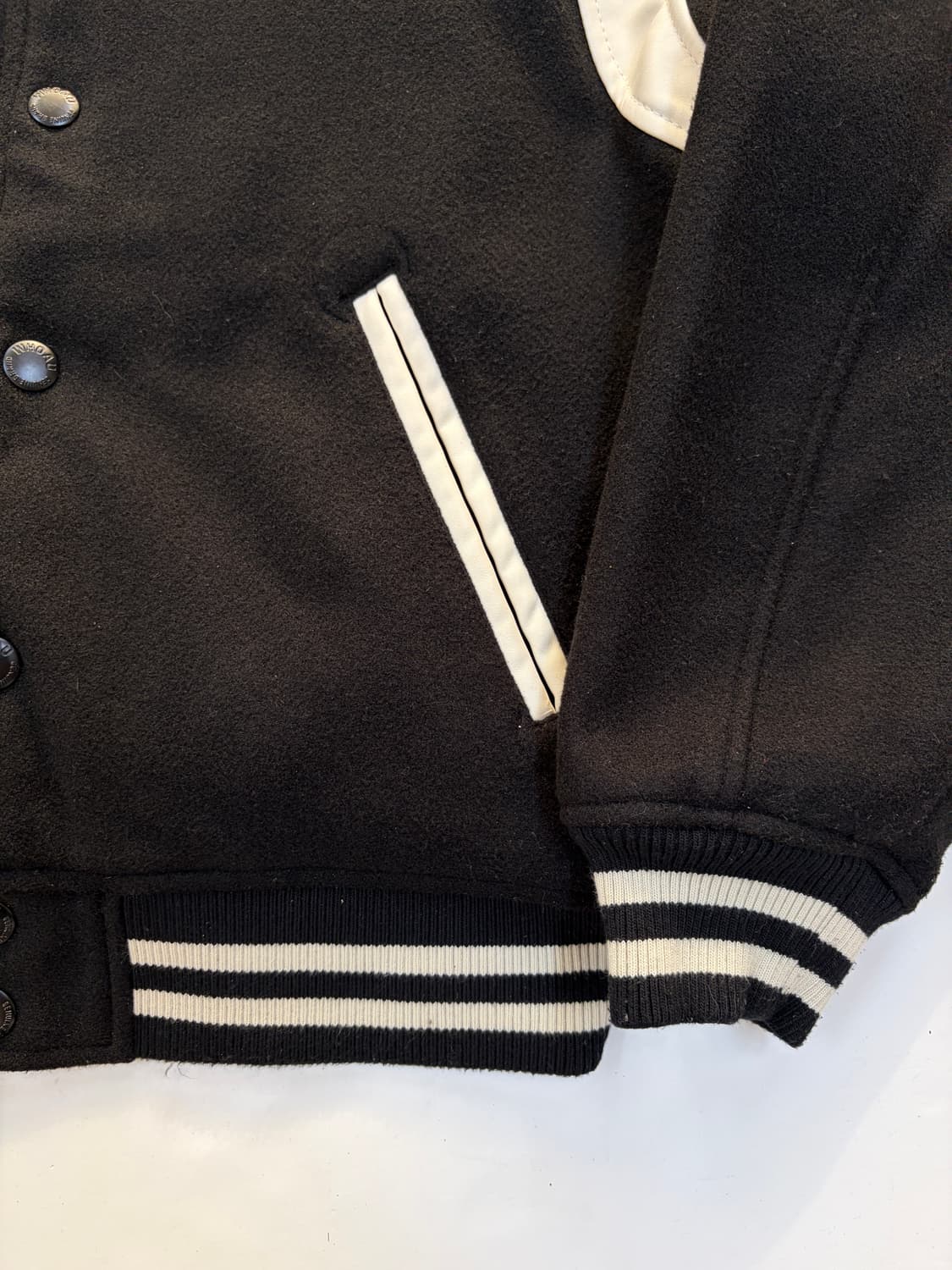 후아유 바시티 블랙 자켓 상품이미지4