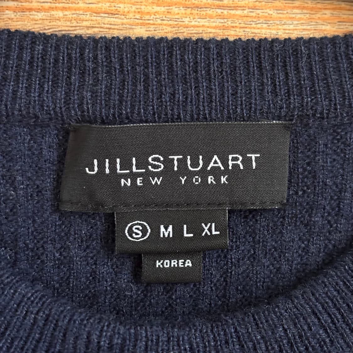 질스튜어트 S 슬림 실루엣 투톤 그레이 니트 입체적인 디테일 상품이미지2