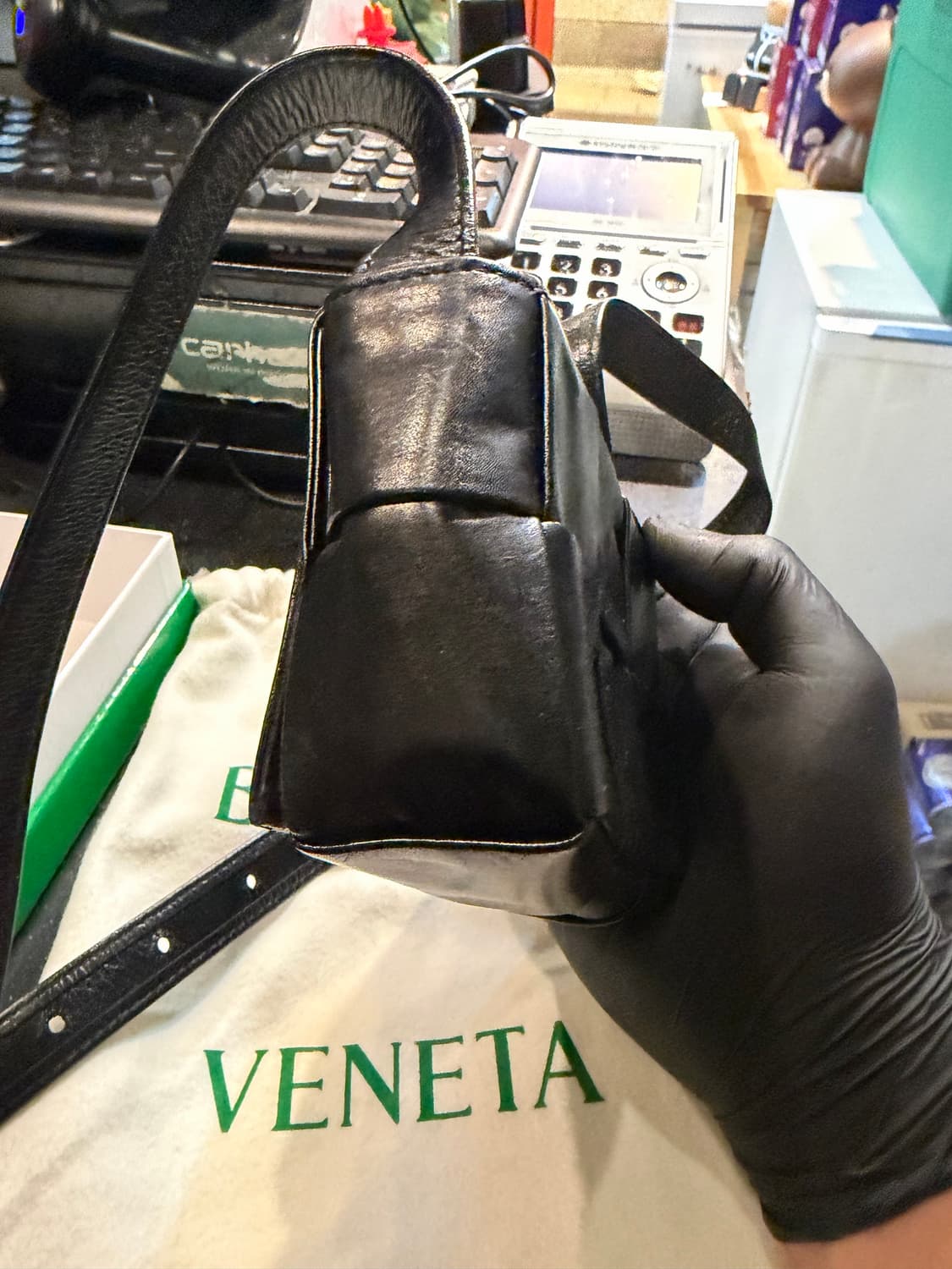 보테가 베네타 미니 레더 카세트백 블랙 상품이미지4