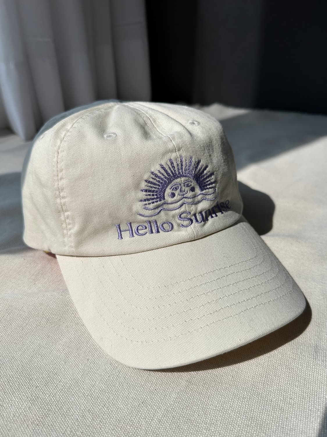 헬로선라이즈 로고 자수 볼캡 아이보리 상품이미지3